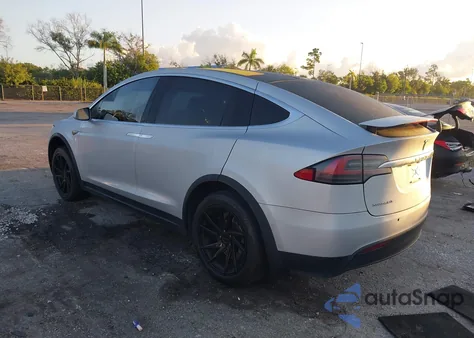 2016 Tesla Model X 60D/70D/75D/90D/P100D z USA, uszkodzony, nr VIN 5YJXCBE25GF019120